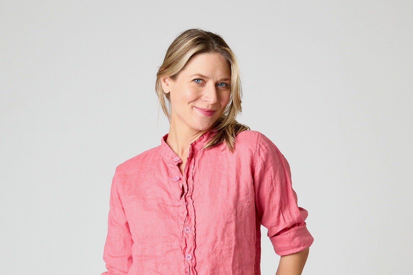 Woman wearing a pink linen shirt